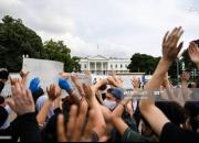 خشم معترضان به درب کاخ سفید رسید +فیلم