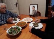 عکس/سفره افطار پدر و مادر شهید مدافع حرم لبنانی