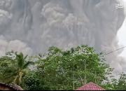 عکس/ لحظه فوران آتشفشان در اندونزی