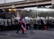 تصاویر پادشاه تایلند توسط معترضین به آتش کشیده شد