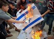 عکس/ آتش زدن پرچم اسرائیل توسط جوانان فلسطینی