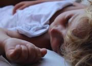 فیلم/ نجات جان کودک توسط مادر در آخرین لحظه