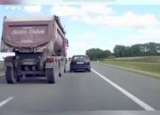 سوختگیری عجیب کامیون در حال حرکت در جاده!+ فیلم