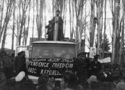 عکس/ سخنرانی رهبر انقلاب در تظاهرات پیش از انقلاب