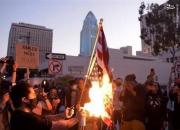 عکس/ آتش زدن پرچم آمریکا توسط معترضین