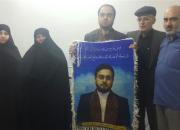 تابلو فرش منقش به چهره شهید «حاجی‌حسنی» به خانواده‌اش اهدا شد+فیلم و عکس