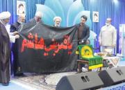 اهدای پرچم‌ حرم‌های امام حسین و حضرت عباس(ع) به یک مؤسسه فرهنگی قرآنی