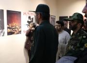 بازدید پدر «طاها اقدامی» کم سن ترین شهید حادثه تروریستی اهواز از نمایشگاه پوستر «اهواز سرافراز» 