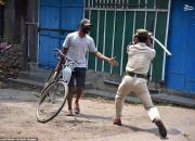 فیلم/ برخورد بی‌رحمانه پلیس هند با دست‌فروشان