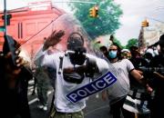 عکس/ غنیمت گرفتن از تجهیزات پلیس آمریکا