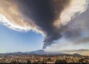 عکس/ دود آتشفشان آسمان ایتالیا را فراگرفت