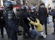 فیلم/ برخورد پلیس مهربان فرانسه با یک معترض!