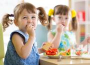۷خوراکی که کودکان نباید به آنها لب بزنند