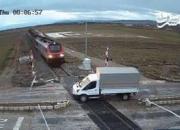 فیلم/ برخورد مرگبار قطار با کامیون!