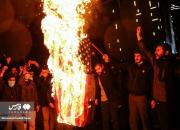 عکس/ آتش زدن پرچم آمریکا مقابل سفارت سوئیس