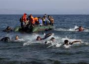 فیلم/ تلاش گارد ساحلی یونان برای «غرق کردن» قایق پناهجویان!