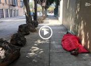 فیلم/ راه حل بی‌رحمانه آمریکایی‌ها برای جلوگیری از جمع نشدن بی‌خانمان‌ها