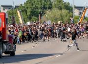 فیلم/ حمله طرفدار دیوانه ترامپ با کامیون به معترضان!