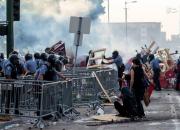 فیلم/ معترضان پرچم آمریکا را به آتش کشیدند