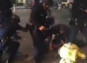 رفتار انسانی با معترضین به سبک پلیس آمریکا +فیلم