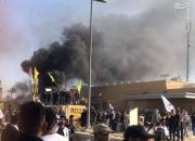 فیلم/ آتش‌زدن گیت ورودی سفارت آمریکا در بغداد
