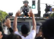 سرکوب مردم معترض با سلاح‌هایی که از ارتش به پلیس آمریکا واگذار شد/ رصد دقیق خیابان‌ها توسط عالی‌رتبه ترین فرمانده نظامی آمریکا +عکس