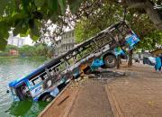 عکس/ آتش زدن اتوبوس توسط معترضان در سریلانکا