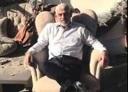 تصویری از رهبر حماس که بر ویرانه‌های منزلش نشسته است