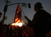 عکس/ آتش زدن پرچم برافراشته آمریکا