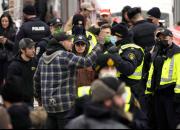 حمله وحشیانه پلیس کانادا به مردم و واکنش تند کاربران در شبکه‌های اجتماعی+فیلم