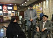 رحیم‎پور ازغدی با پدر و مادرش در سینمای مشهد+عکس