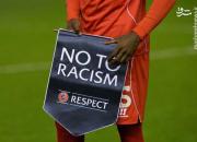 زانوی فوتبال روی گردن نژادپرستی +عکس