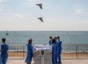 عکس/ آفتاب‌گرفتن بیماران کرونا در ساحل