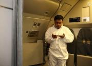 نماز خواندن مشاور وزیر بهداشت در هواپیما +عکس
