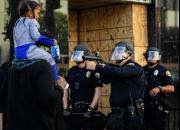 فیلم/ برخورد وحشیانه ۳ پلیس آمریکایی با یک معترض