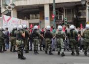پرتاب گاز اشک آور پلیس ضد شورش به تظاهرات کنندگان ضد فاشسیتی در آتن