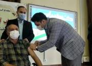 فناور واکسن ایرانی برکت پدر خود را واکسینه کرد +فیلم