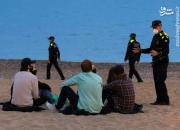 عکس/ تذکر کرونایی پلیس به جوانان در ساحل