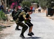 بازداشت کودک فلسطینی به دست چند نظامی صهیونیست +فیلم