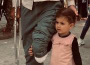 قابی زیبا از دختری که عصای پدر شده+عکس