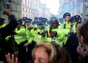 فیلم/ فرار پلیس لندن از دست معترضان خشمگین