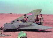 عکس یادگاری با لاشه جنگنده ارتش بعثی عراق