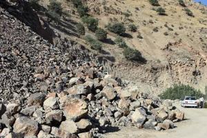 فیلم/ سقوط سنگ عظیم‌الجثه در سوادکوه