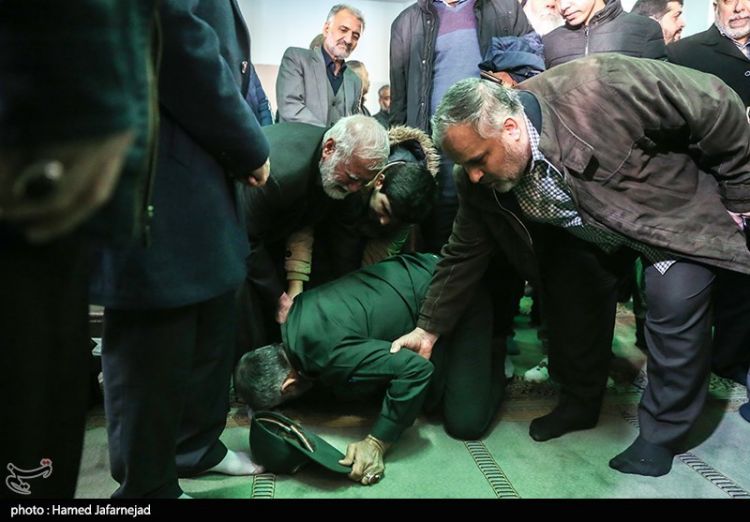 بوسه یک پاسدار بر پای پدر شهید اصغر پاشاپور