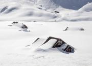 عکس/ خانه‌های دفن شده زیر برف