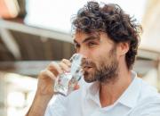 ۶ مزیت نوشیدن آب گرم با معده خالی
