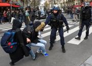 فیلم/ معترضان فرانسوی در یک قدمی ماکرون و همسرش