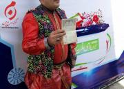 عکس/ داوطلبی که با هدف بالابردن سرانه خنده ثبت نام کرد