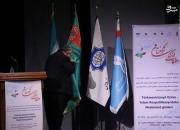 بوسه مسئول ایرانی بر پرچم کشور ترکمنستان +عکس