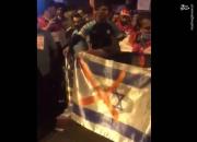 فیلم/ به آتش کشیدن پرچم آمریکا و اسرائیل توسط معترضان عراقی